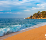 西班牙加泰罗尼亚加泰罗尼亚海岸热门度假胜地 Lloret de Mar 的海浪和沙滩主海滩