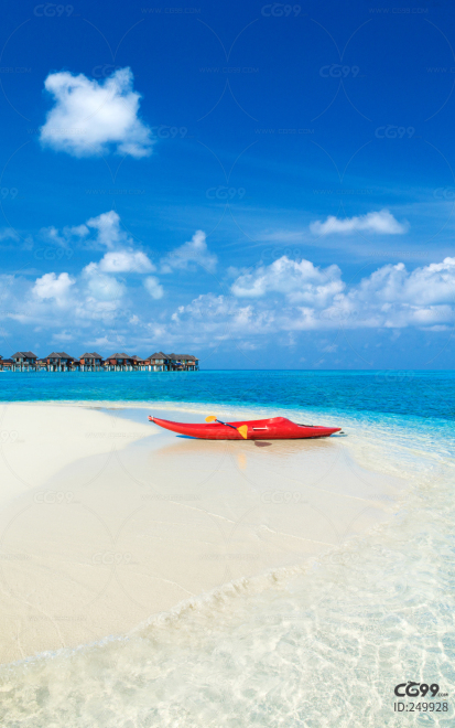 美丽的热带海滩，在异国情调的岛屿上有白色的沙滩、碧绿的海水和蓝天。热带海滩上的皮划艇