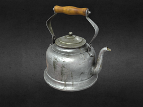 烧水壶 旧金属茶壶 老式茶壶 破旧生锈的开水壶 铁壶 老式生活用具 旧水壶 炉子烧水壶 家用水壶